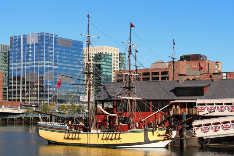 Navios e Museu da Festa do Chá de Boston